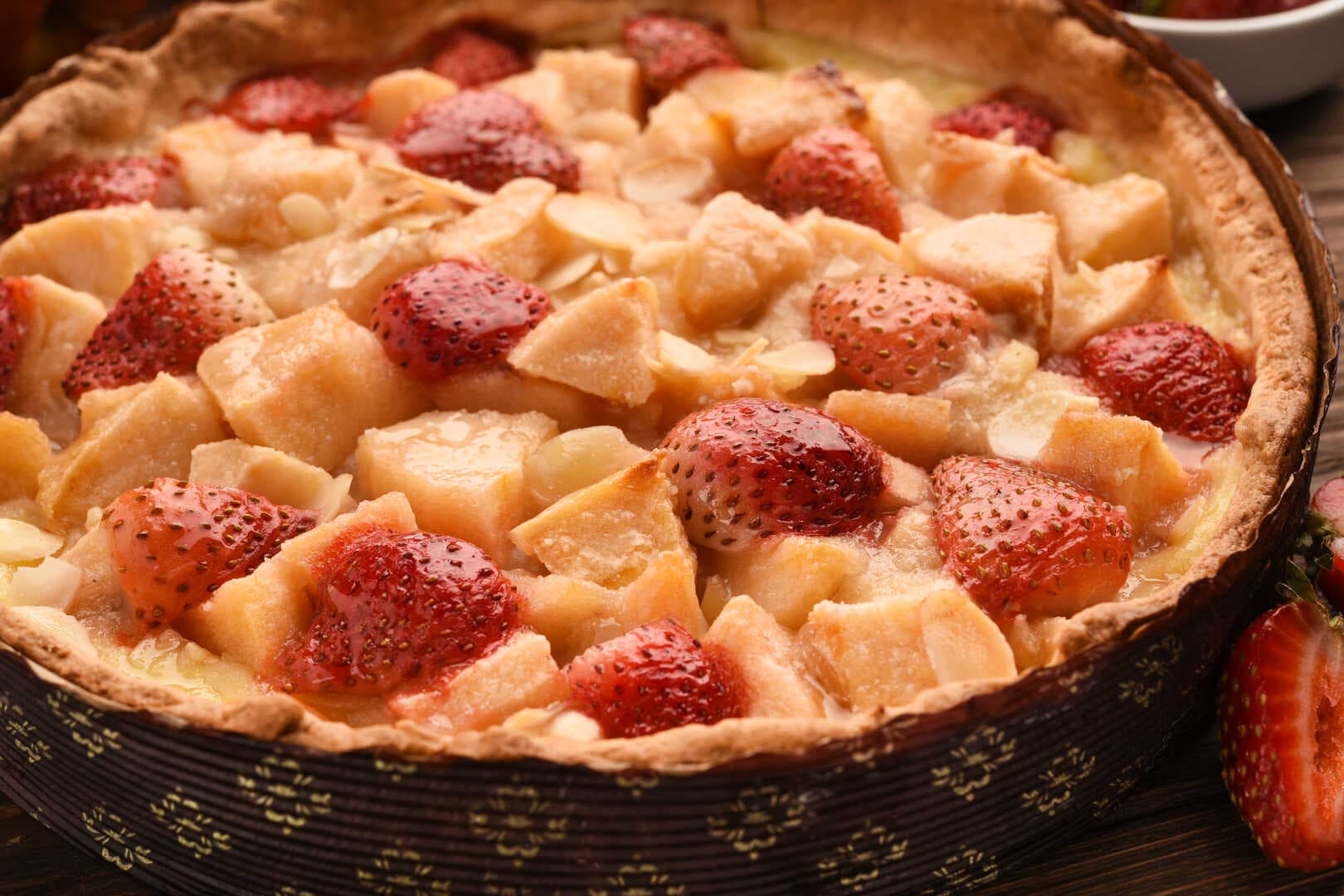 Pie Strawberry apple big Cooked