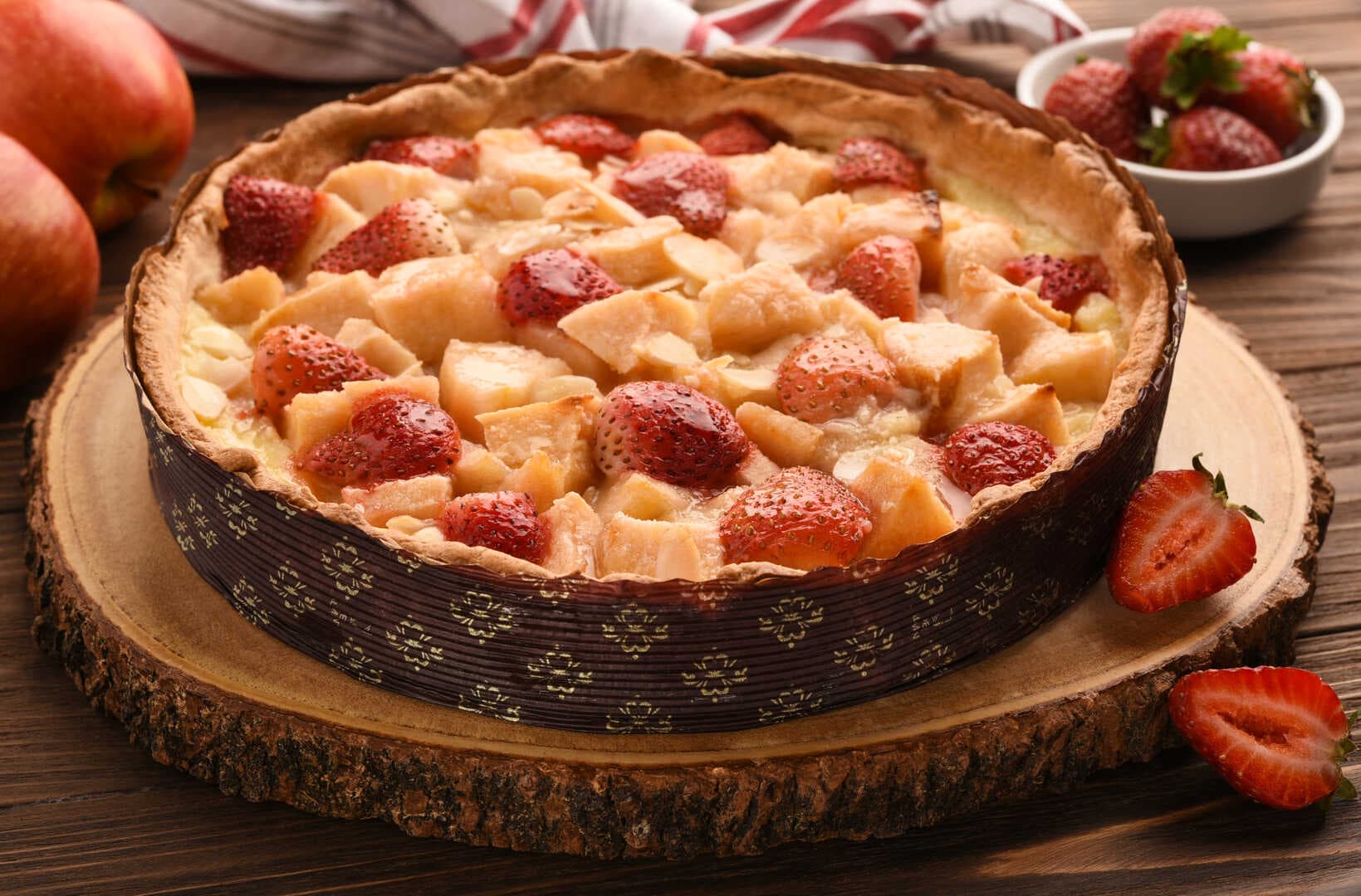 Pie Strawberry apple big Cooked