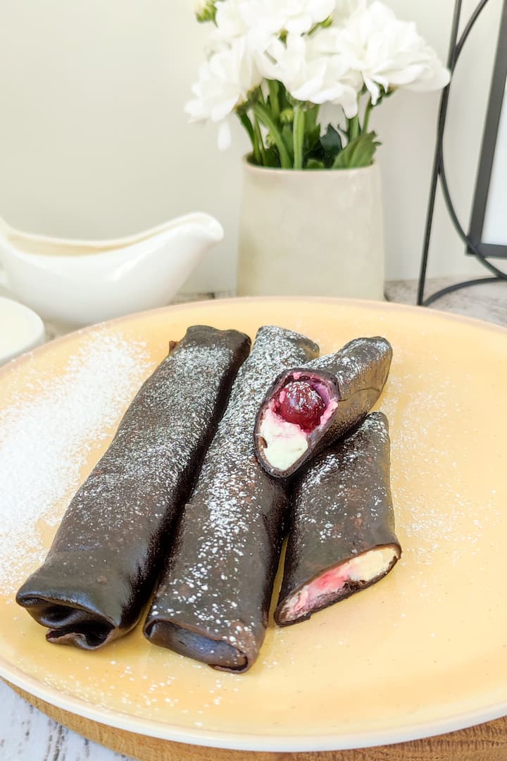 choco-creepes-cottage-cheese-strawberries