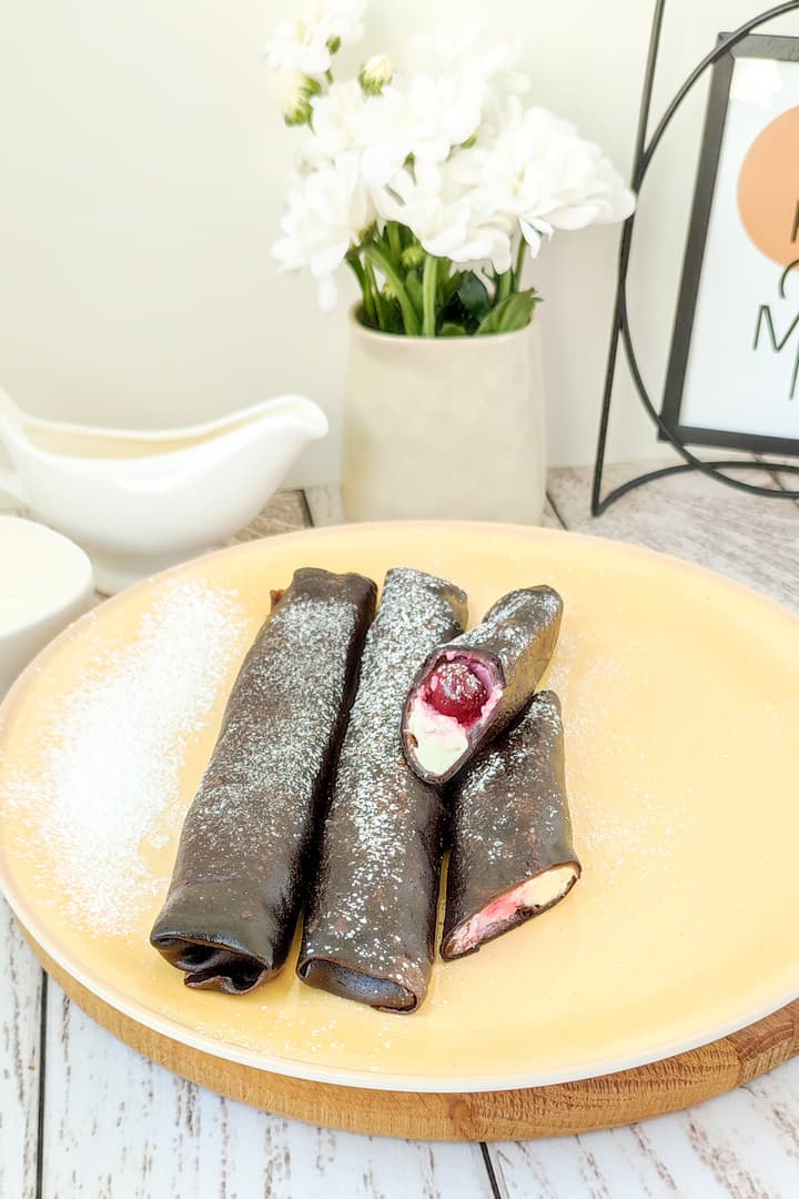 choco-creepes-cottage-cheese-strawberries